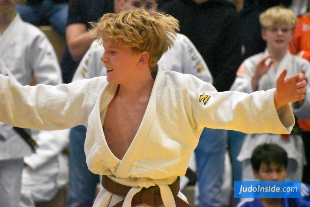 Klaas Heimans celebrating the victory towards the crowd