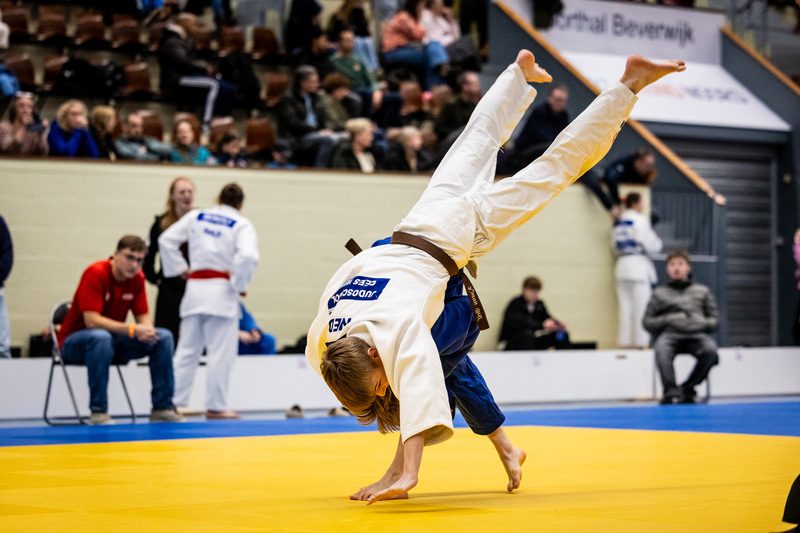 Klaas Heimans throwing his opponent with a big throw