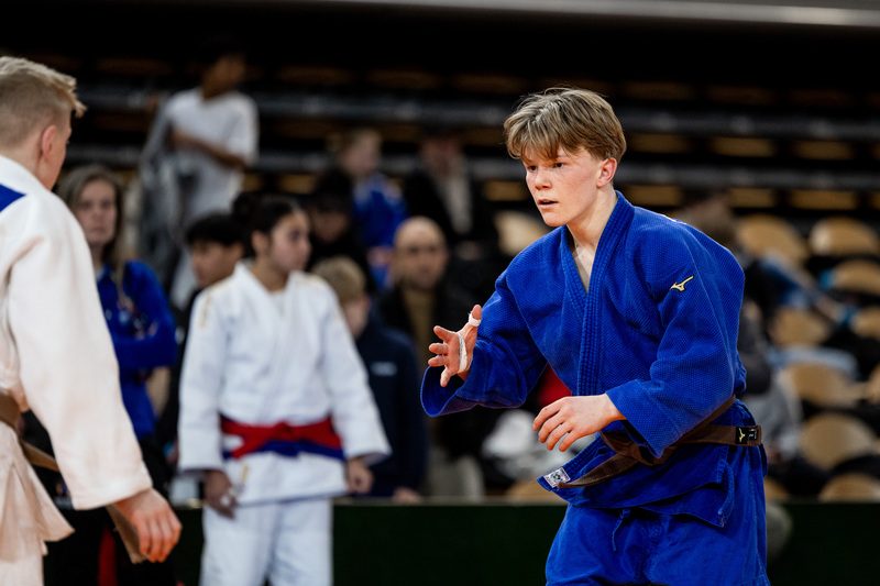 Contest in the blue judogi